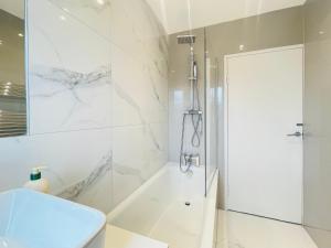 un bagno bianco con doccia e WC di Cardonald Central a Glasgow Altre 16 foto