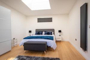 um quarto com uma cama e uma clarabóia em The Gatehouse Axminster em Axminster