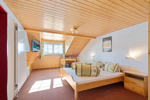 ein Schlafzimmer mit einem großen Bett in einem Zimmer in der Unterkunft Swiss Mountain Golf-Restaurant Gonten in Gonten