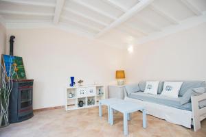 a living room with a couch and a table at Casa Natura & Relax-Goelba in Marciana