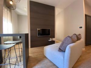 a living room with a couch and a tv at Brosi 11 in Forlì