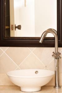 um lavatório branco na casa de banho com um espelho em Sea Forever em Pennington