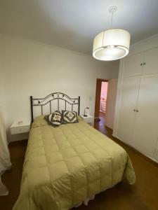 Muñiz的住宿－casa Muñiz，一间带床的卧室,位于带灯的房间