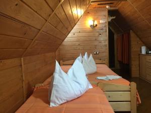 1 dormitorio con 2 camas en una cabaña de madera en Pension Green Park, en Brasov