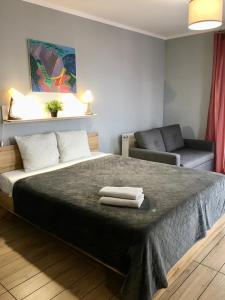 Кровать или кровати в номере Holdek Apartamenty Pułaskiego