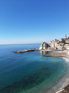 an aerial view of a beach with buildings and the ocean at Appartamento Cavour 15 in Bogliasco