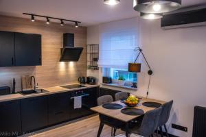 Kuchyňa alebo kuchynka v ubytovaní MiłoMi Apartamenty Kołobrzeg