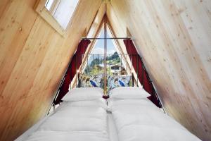 Postel nebo postele na pokoji v ubytování HochLeger - Chalet Refugium am Berg