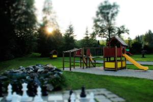 einen Park mit Spielplatz mit Rutsche in der Unterkunft Ferienpark Arber in Zwiesel