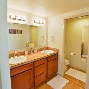 Un baño con dos lavabos y un espejo grande. en 1014_Swope, en Colorado Springs 39 fotos más