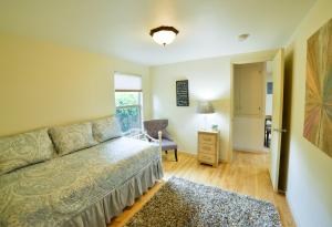 Un dormitorio con una cama y una silla y una ventana. en 1014_Swope, en Colorado Springs