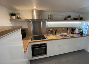 Kuchyň nebo kuchyňský kout v ubytování DUPLEX Le 12 - Appartement avec terrasse dans le vignoble - 5 mn du centre de Colmar