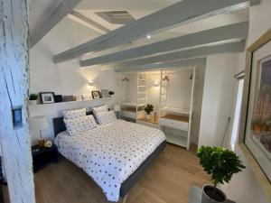 um quarto com uma cama grande num quarto em DUPLEX Le 12 - Appartement avec terrasse dans le vignoble - 5 mn du centre de Colmar em Wettolsheim