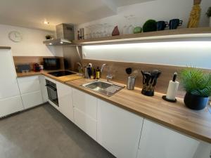 Kuchyň nebo kuchyňský kout v ubytování DUPLEX Le 12 - Appartement avec terrasse dans le vignoble - 5 mn du centre de Colmar