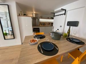 Kuchyň nebo kuchyňský kout v ubytování DUPLEX Le 12 - Appartement avec terrasse dans le vignoble - 5 mn du centre de Colmar