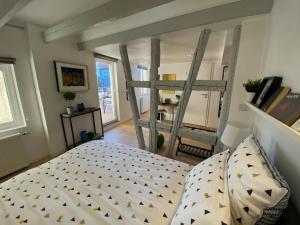 Postel nebo postele na pokoji v ubytování DUPLEX Le 12 - Appartement avec terrasse dans le vignoble - 5 mn du centre de Colmar