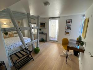 Postel nebo postele na pokoji v ubytování DUPLEX Le 12 - Appartement avec terrasse dans le vignoble - 5 mn du centre de Colmar