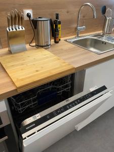Kuchyň nebo kuchyňský kout v ubytování DUPLEX Le 12 - Appartement avec terrasse dans le vignoble - 5 mn du centre de Colmar