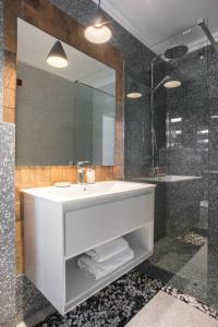 Sidharta Resort في أوبارسيا - لوترولوي: حمام مع حوض أبيض ودش