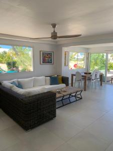 ein Wohnzimmer mit einem Sofa und einem Tisch in der Unterkunft Coco Beach in Saint Martin