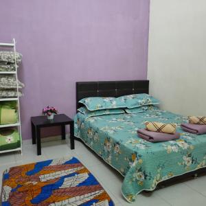A bed or beds in a room at D'Q Putra Homestay Melaka (Unit AMAR)