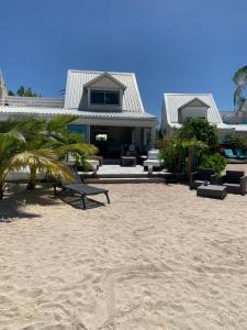 une maison sur la plage avec une plage de sable dans l'établissement Coco Beach, à Saint-Martin