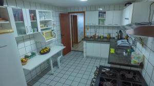 una cocina con fregadero y encimera. en Cobertura Duplex Virtudes, en Guarapari