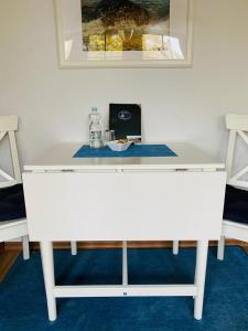 a white table with a bowl on top of it at Kajüthus Apartment 1 in Fehmarn