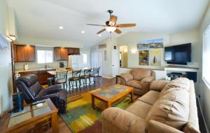 sala de estar con sofá, mesa y cocina en 1208_Westmoreland, en Colorado Springs