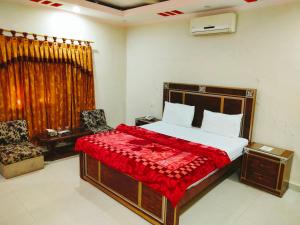Cama ou camas em um quarto em New Royal Residency PECHS