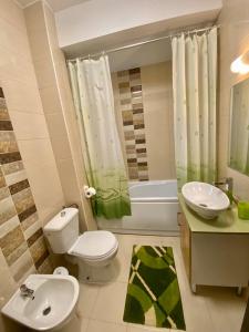 ein Badezimmer mit Toilette, Waschbecken und Badewanne in der Unterkunft Apartament Ella T2 in Mamaia Nord – Năvodari + 35 Fotos