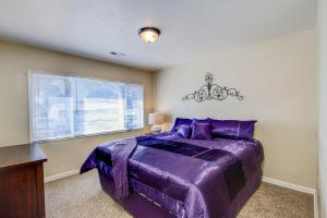 una camera con letto viola e finestra di 318_Maplewood a Colorado Springs