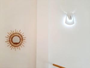 una luz en una pared con un espejo solar en Apartamentos Candelario by gaiarooms, en Candelario