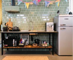 un bancone della cucina con lavandino e frigorifero di De slaaploods a Kerkrade
