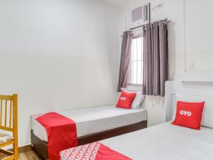 a room with two beds and a window at HOTEL PAULISTANO Terminal Tietê in São Paulo