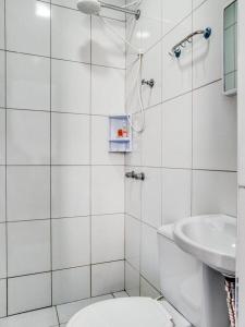 a bathroom with a shower and a toilet and a sink at HOTEL PAULISTANO Terminal Tietê in Sao Paulo