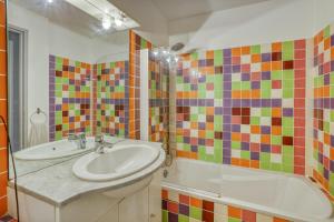 a bathroom with a sink and a tub at Villa spacieuse à Bidart avec piscine privée 330 m² in Bidart