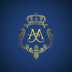 logo korony z literą a na niebieskim tle w obiekcie Armonia Corfu Luxury Apartment w Korfu