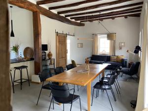 - un salon avec une grande table et des chaises en bois dans l'établissement Ferienhaus Martinshof, à Traben-Trarbach