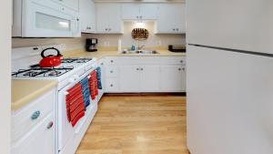 科羅拉多斯普林斯的住宿－1729_ArborWay，厨房配有白色橱柜和白色冰箱。