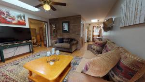 ein Wohnzimmer mit einem Sofa und einem Tisch in der Unterkunft 1729_ArborWay in Colorado Springs