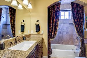 un bagno con vasca e lavandino di 224_Writers #200 a Colorado Springs Altre 21 foto