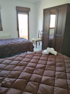 A bed or beds in a room at Casa rural el Mirador de Alatoz
