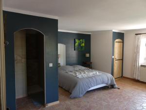 Postel nebo postele na pokoji v ubytování Le charme d'une vieille bastide provençale