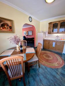 a kitchen and dining room with a table and chairs at Zalár Apartman in Eger
