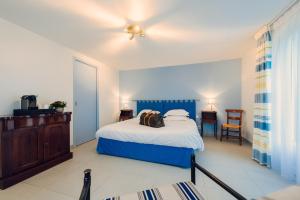 Clos Celeste - campagne d Etretat avec piscine et spa客房内的一张或多张床位