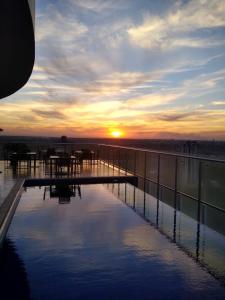 O pôr ou nascer do sol visto do hotel ou dos arredores