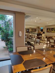 Um restaurante ou outro lugar para comer em Viale Tower Hotel