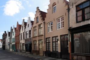 una fila de edificios antiguos en una calle en The Abiente Rooms, en Brujas