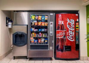 uma máquina automática de refrigerante de coca-cola ao lado de uma máquina de coca-cola em Red Roof Inn Marietta em Marietta